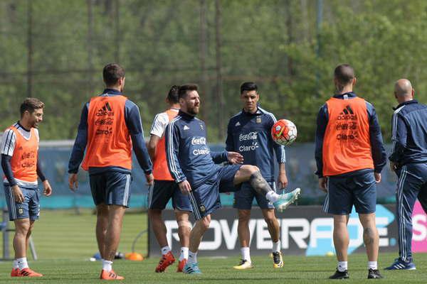 Sampaoli proboacute el posible equipo y la Argentina partioacute rumbo a Ecuador  