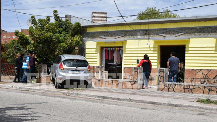 Perdioacute el control de su auto y terminoacute incrustado en una casa