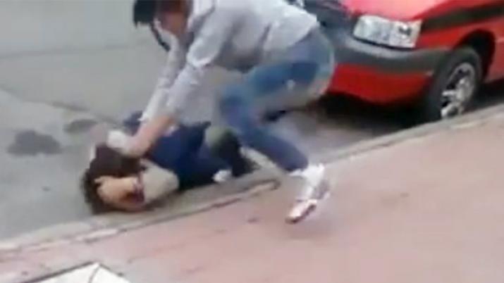 Una mujer atacoacute a golpes  a la compantildeera de su hija