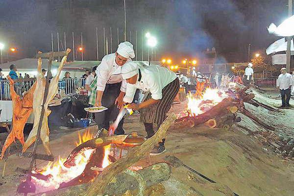 Una multitud acompantildeoacute al Concurso de Asadores de Cabrito en Las Termas 
