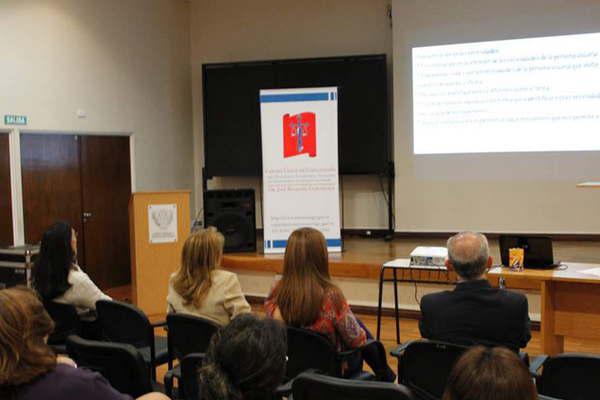 Empleados reciben capacitacioacuten para mejorar la atencioacuten