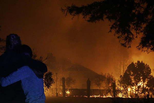 El fuego destruyoacute 1500 edificios y obligoacute a evacuar a cientos de personas