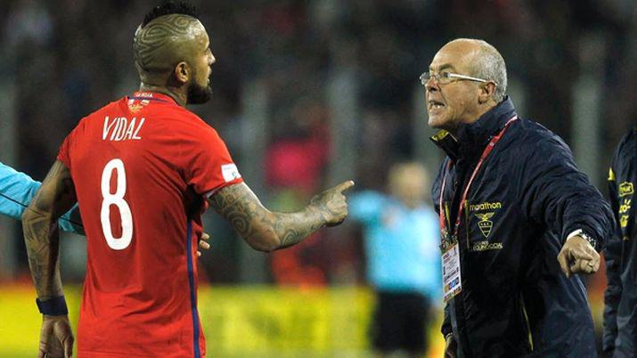 El DT de Ecuador fue suspendido y no estaraacute en la cancha