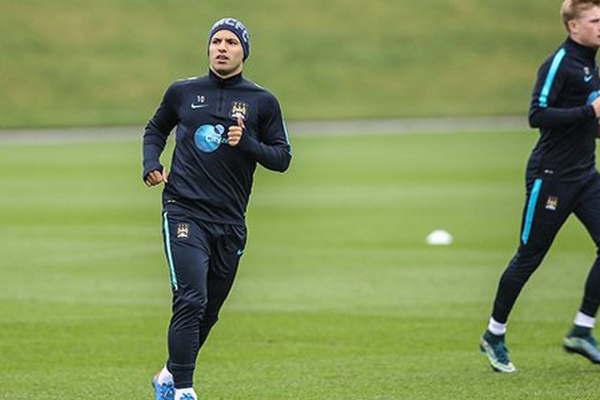 El Kun Aguumlero se entrenoacute por primera vez despueacutes del accidente