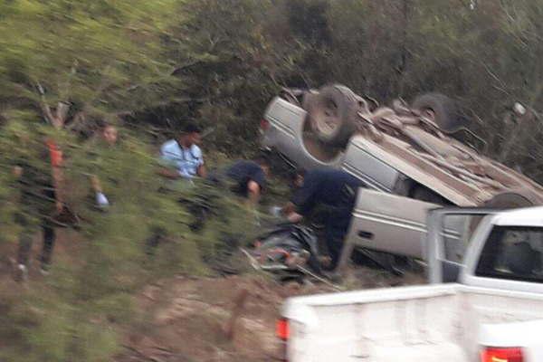 Volcoacute con su camioneta y murioacute en el acto