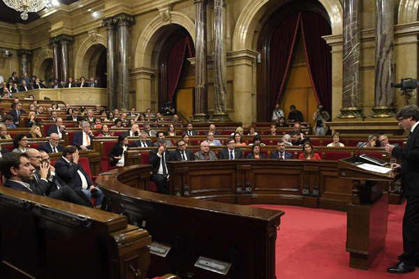 Puigdemont dio marcha atraacutes no declaroacute la independencia de Cataluntildea y pidioacute abrir un diaacutelogo