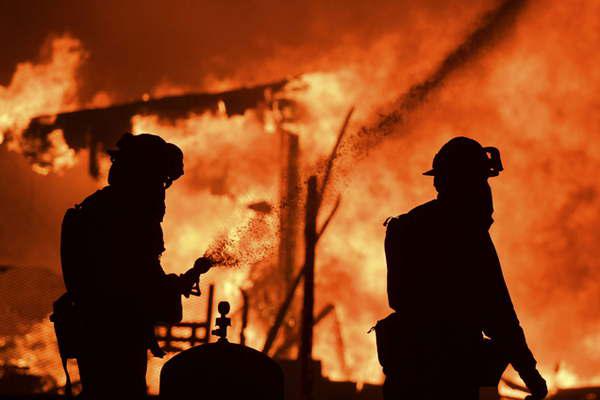 Se multiplican los incendios en California y ya son 15 los muertos