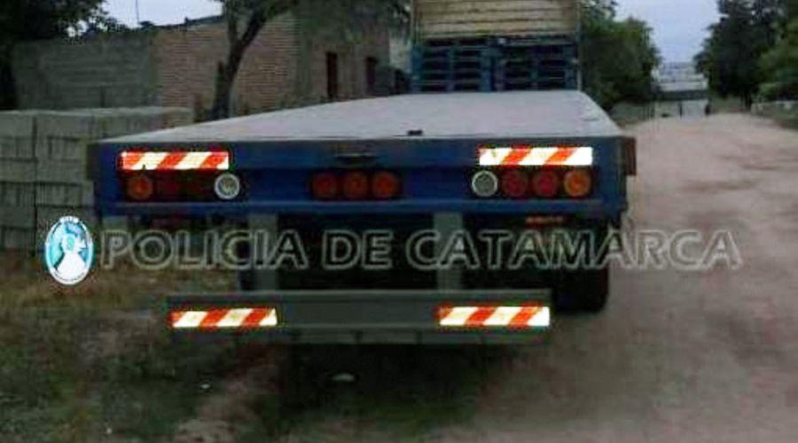 Secuestran en Catamarca un acoplado robado en Santiago