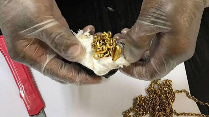 India- traficaban oro en el ano y terminaron detenidos