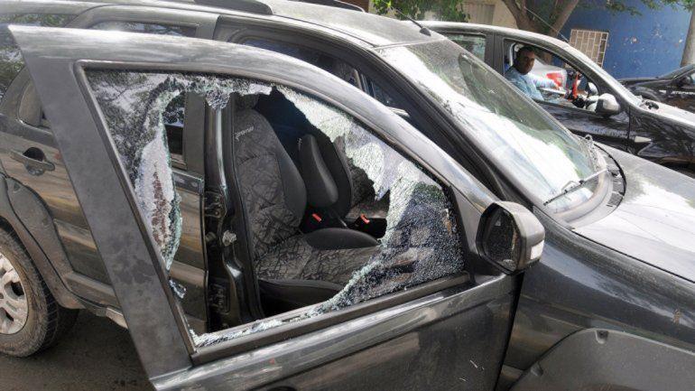 Los ladrones destruyeron la ventanilla del lado del acompañante