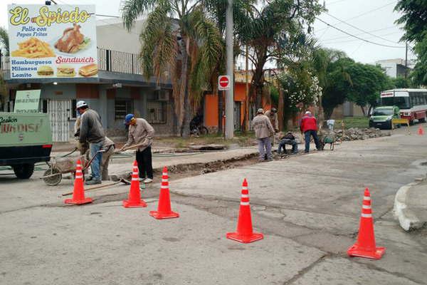 Obreros municipales efectuacutean trabajos de bacheo integral y mejoras en calles de la ciudad