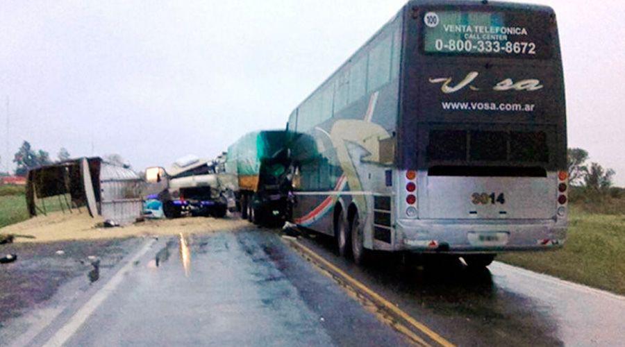 Tres muertos al chocar un colectivo y dos camiones sobre Ruta 34