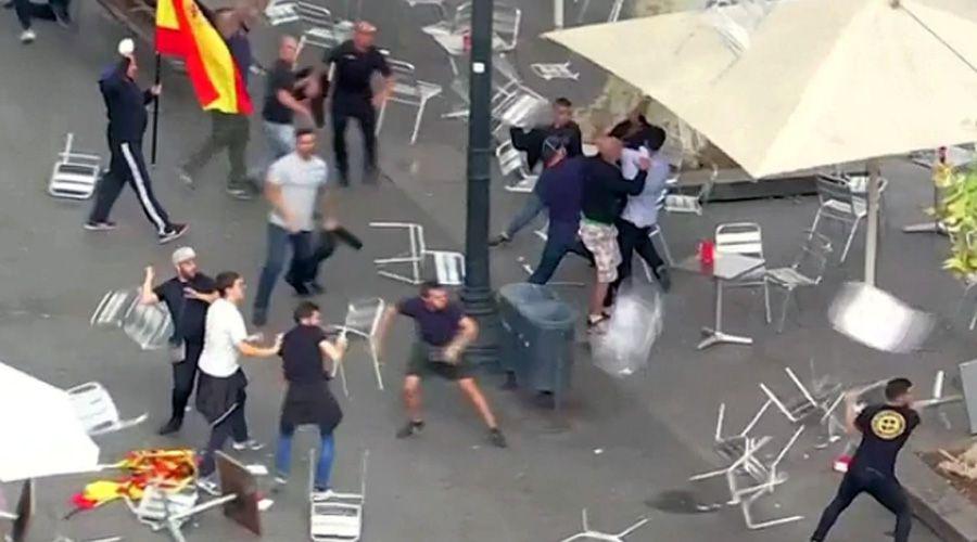 Batalla campal en Barcelona en el Diacutea de la Hispanidad