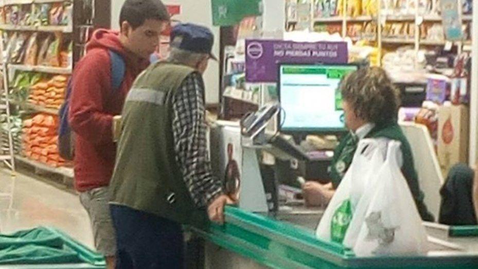 El noble gesto de un joven que emocionoacute las redes sociales