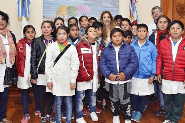 La gobernadora recibioacute a alumnos de escuelas de Melero y Antildeatuya