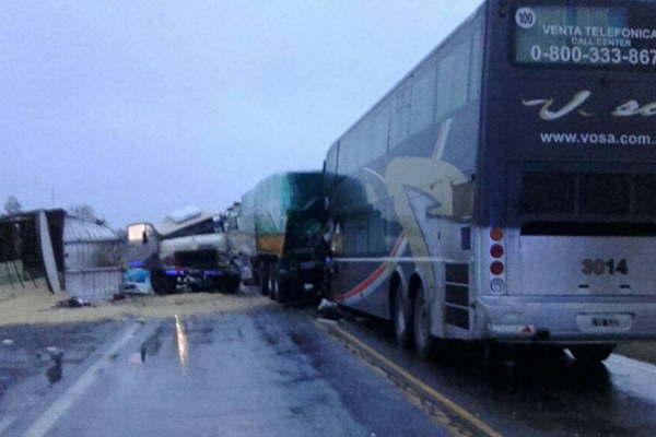 Murieron tres personas en choque entre dos camiones y un oacutemnibus