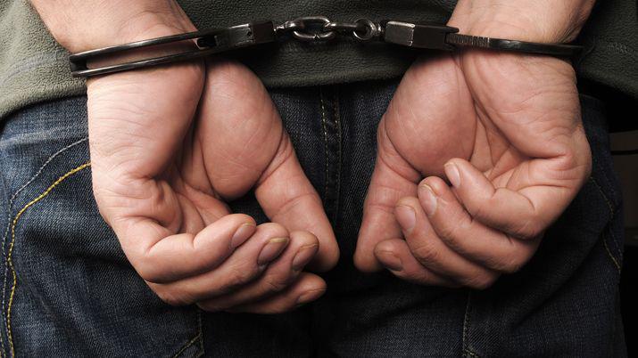 Encontroacute al novio de su hija escondido en el ropero y lo golpeoacute