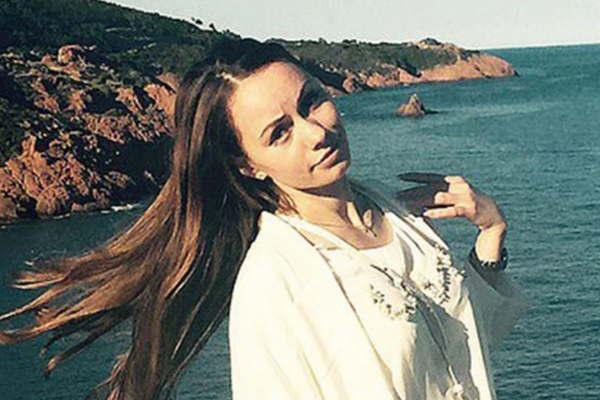 Arrestan a la amiga de la mujer que murioacute tras colgarse de la ventana del auto