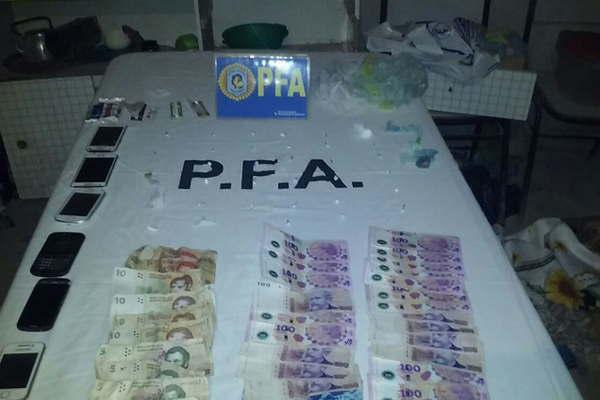 Detienen a dealer y le secuestran cocaiacutena marihuana y maacutes de 2500