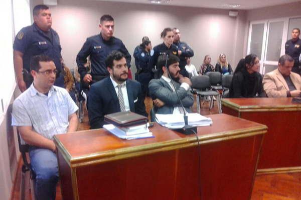 Condenaron a un policiacutea por abusar de su hija nintildea y enferma cardiacuteaca