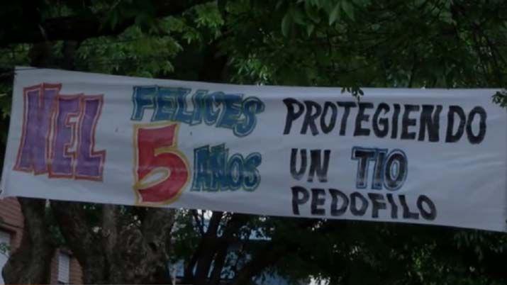 Extrantildeo pasacalle dedicado a un pedoacutefilo en Rosario