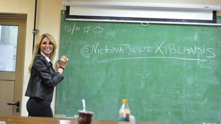 Poleacutemica- Vicky Xipolitakis dio una clase en la UBA