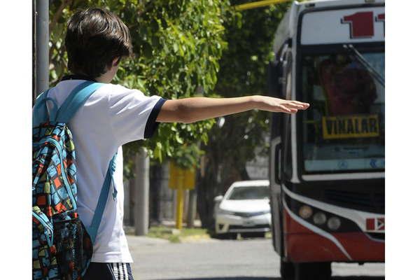 Por el feriado mantildeana la prestacioacuten de los servicios seraacute reducida