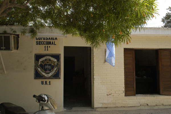 Con un nintildeo en brazos delincuentes asaltaron a tres colombianos