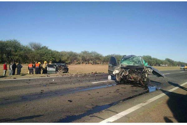 Un matrimonio y un aacuterbitro de fuacutetbol amateur perdieron la vida en el acto en un choque frontal