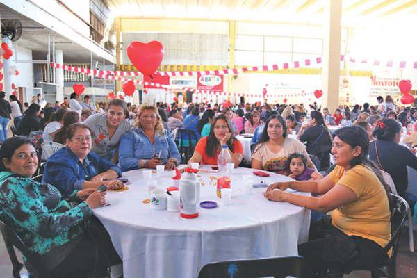 Madres disfrutaron del bingo organizado por la municipalidad 
