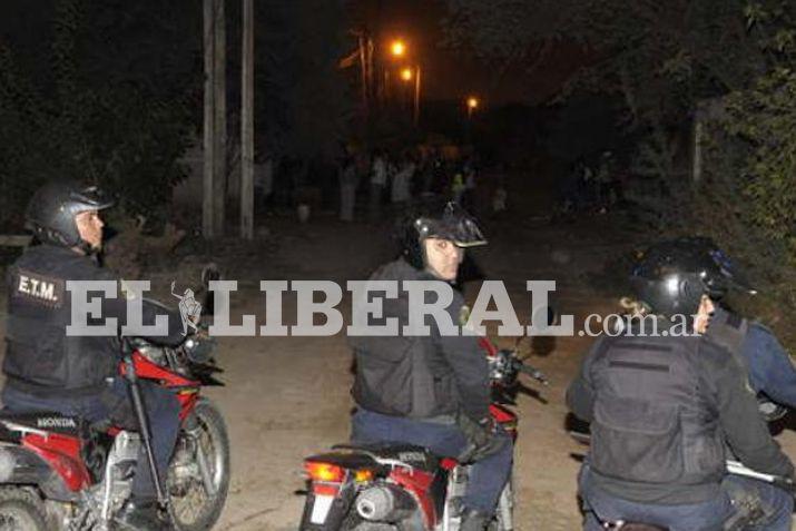 Numerosos efectivos policiales se hicieron presentes en la escena del hecho