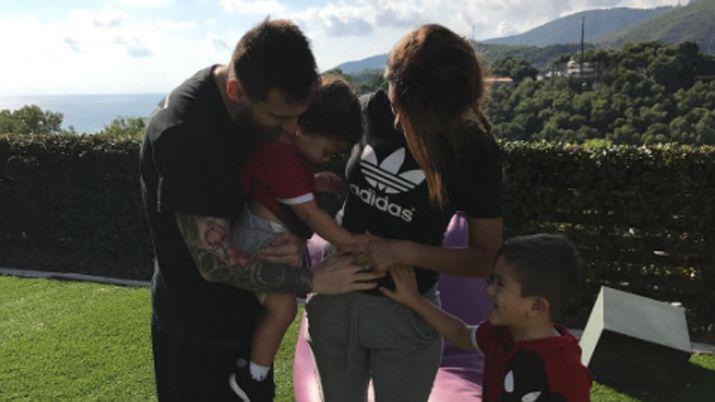 En el diacutea de la madre Antonella anuncioacute su tercer hijo con Messi