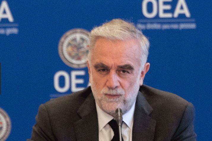 Luis Moreno Ocampo cuando era funcionario de la OEA