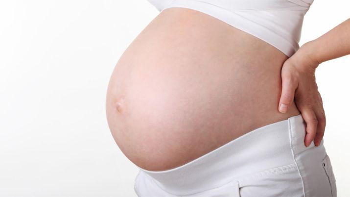 Su bebeacute le perforoacute el uacutetero de una patada y casi la mata