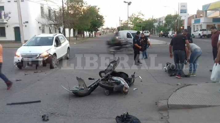 Joven chocoacute su motocicleta contra una camioneta