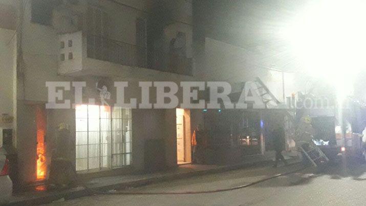 Pnico en el centro por incendio en un departamento