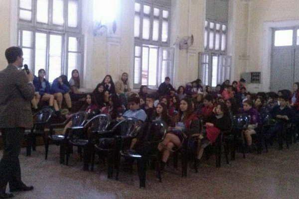 Capacitan a estudiantes en la importancia de la hemodonacioacuten