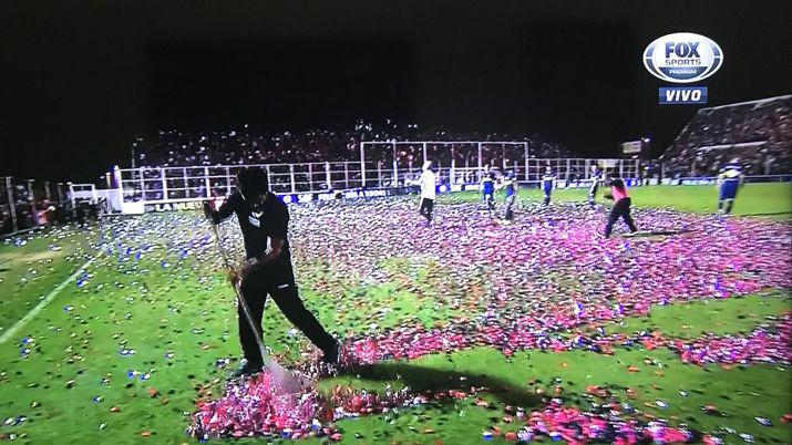 Explotaron los memes en las redes por los papelitos en la cancha de Patronato