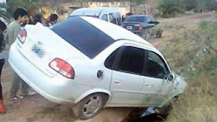 Cayoacute con su auto dentro de la acequia le traboacute las puertas y se fue