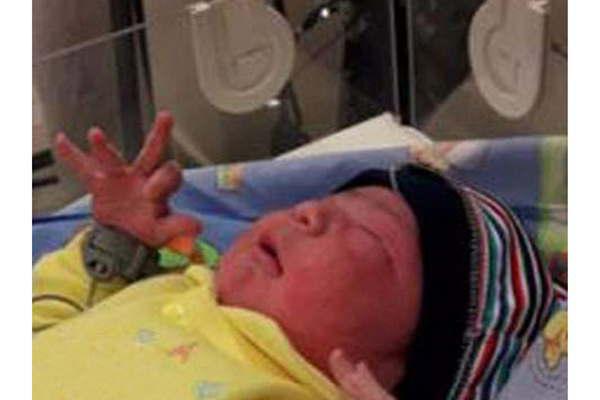 Una santiaguentildea dio a luz un bebeacute de 5240 kg en el Hospital Regional