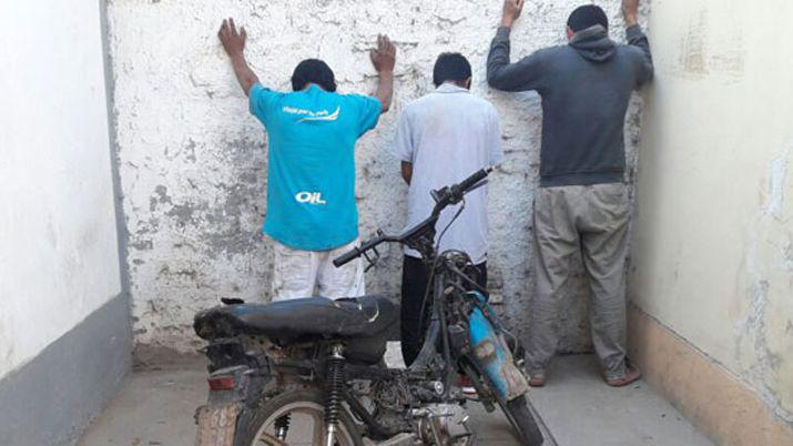 Robaron una moto desde un boliche y fueron atrapados en el parque