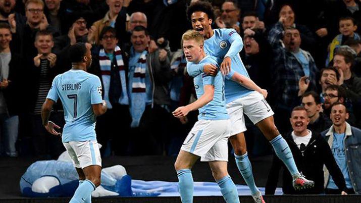 Manchester City superoacute al Napoli y sigue liacuteder en su zona
