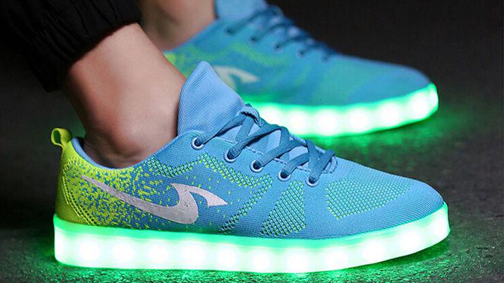 Cortaron al medio las zapatillas con luces y esto es lo que tienen adentro