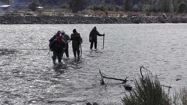 El cuerpo fue hallado con ropa oscura y enganchado entre ramas