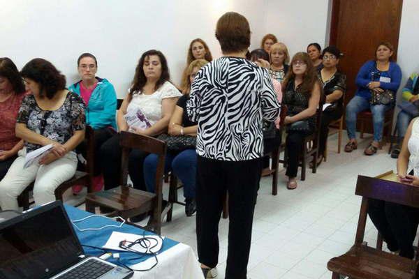 Uthgra organiza para las afiliadas una  charla taller por el caacutencer de mama