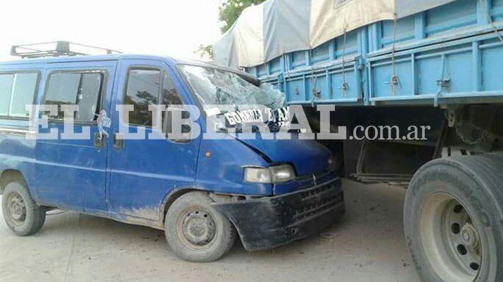 Docentes se salvan milagrosamente tras chocar con un camioacuten