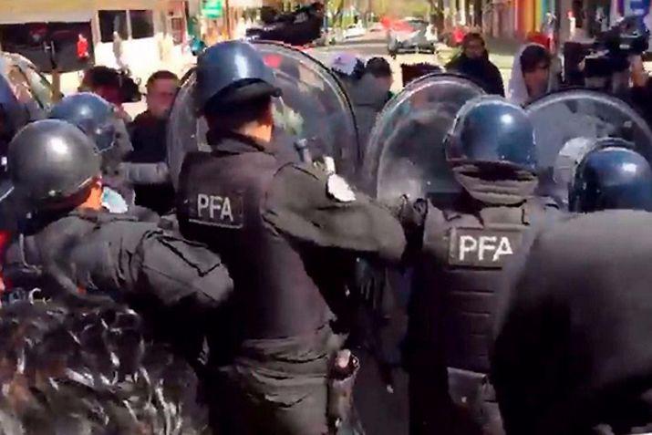 La Policía Federal tuvo que contener a los agresores 