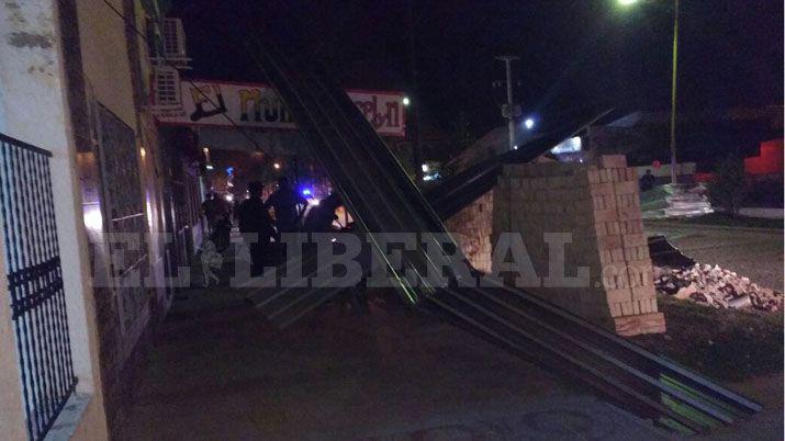 Añatuya- el temporal hizo volar chapas en pleno centro