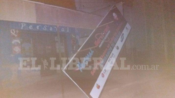 Antildeatuya- el temporal hizo volar chapas en pleno centro