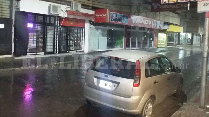 Con fuertes vientos granizo y lluvia el cambio llegó a la ciudad